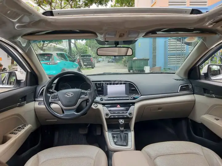 Hyundai Elantra 2018 белый автомат