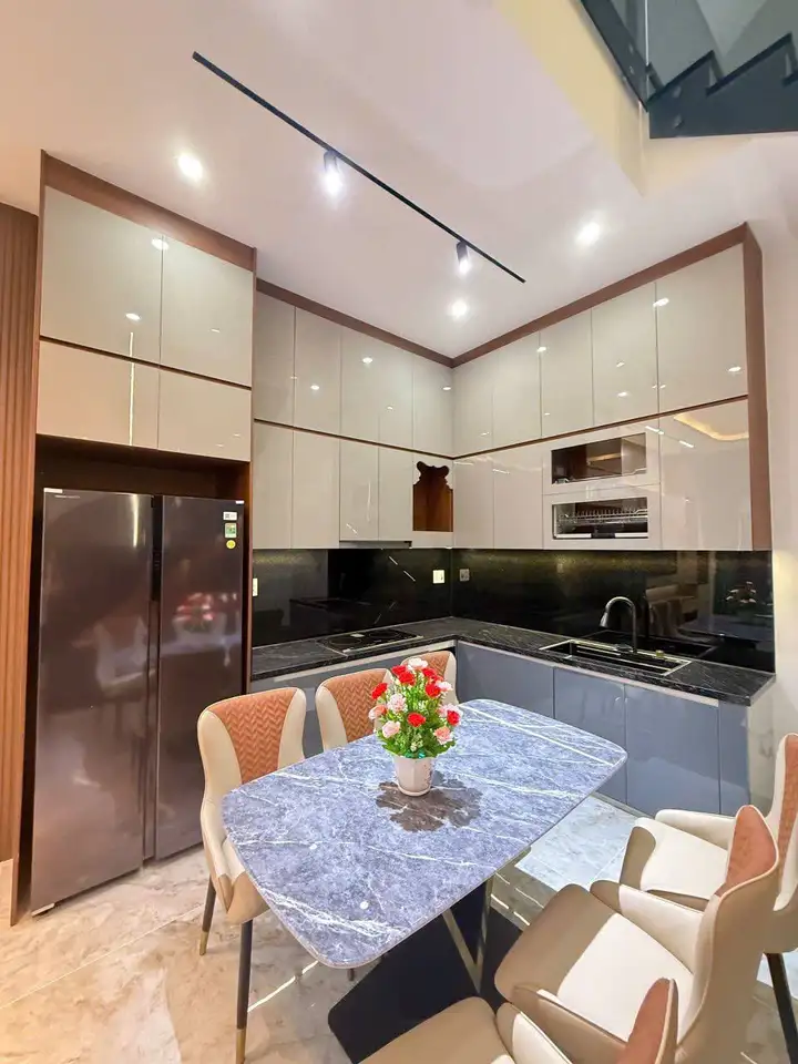 Аренда дома 3 этажа, 3 спальни, 4 WC, 64 м²