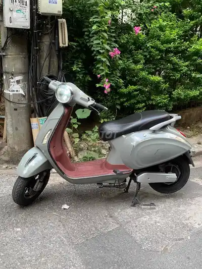 Электроскутер Vespa серо-серого цвета