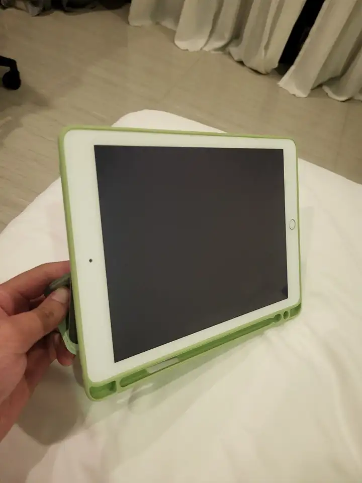 iPad в идеальном состоянии с чехлом