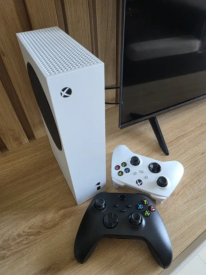 Xbox Series S с двумя джойстиками и аккаунтом Ultimate