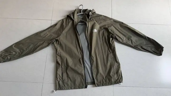 Лонгслив, куртка North Face, толстовка Uniqlo, панама