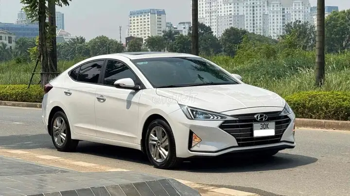 Hyundai Elantra GLS 1.6AT 2020 белый, почти новый, красивый