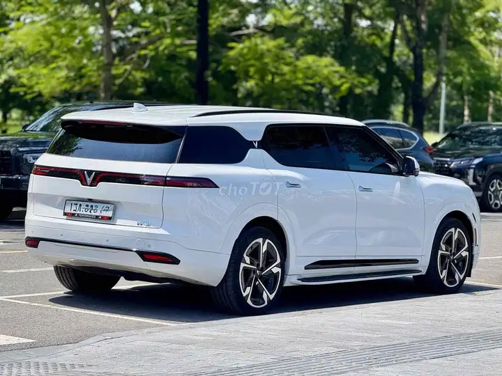 VinFast VF9 Plus 2025 Белый 7-местный металлическая крыша