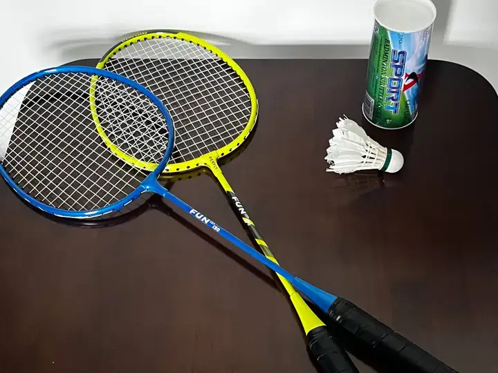 Ракетки для бадминтона Decathlon и спортивный коврик