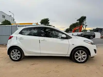 Mazda Mazda 2 2012, белый хэтчбек