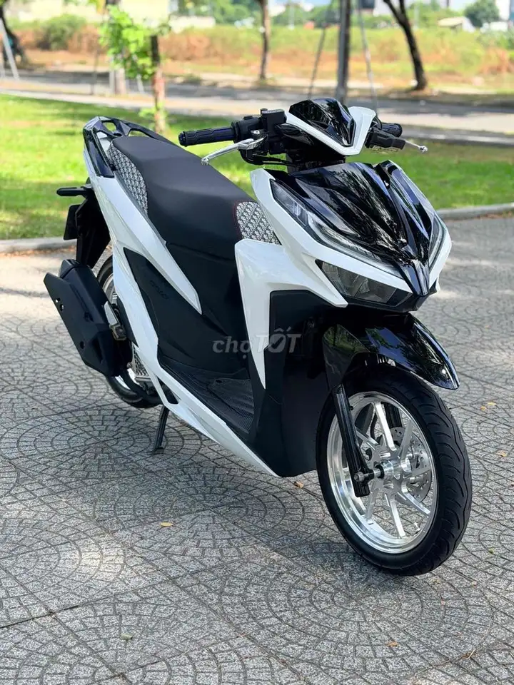 Honda Vario 150 2021 бело-черный, новые хромированные диски