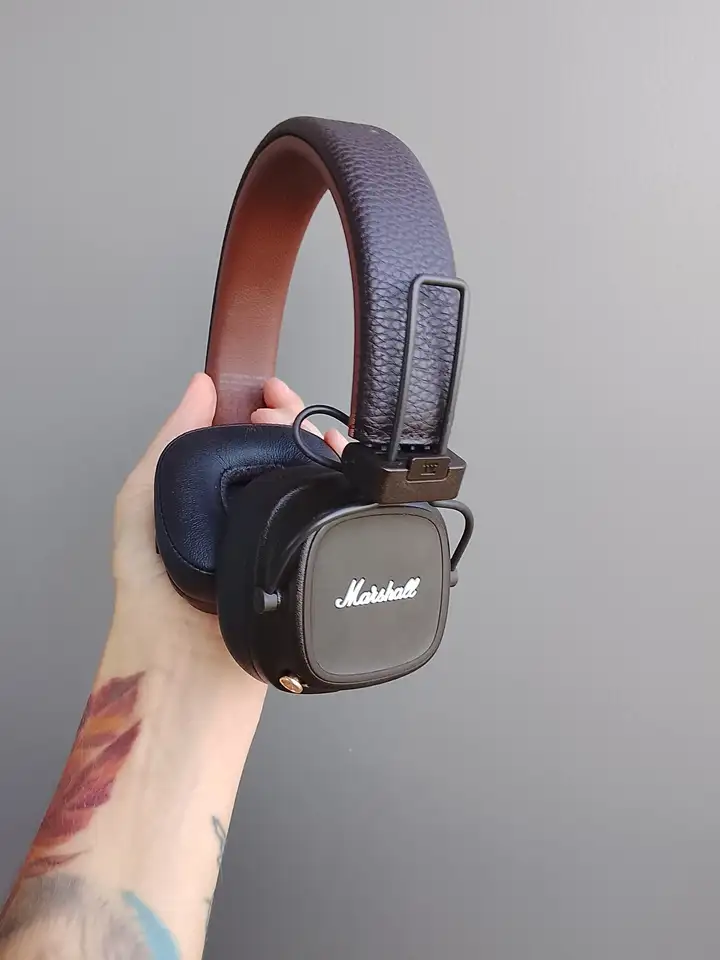 Гарнитура Logitech Zone Vibe 100, наушники Marshall Major IV, босоножки и сабо Massimo Dutti, краска для волос, растение