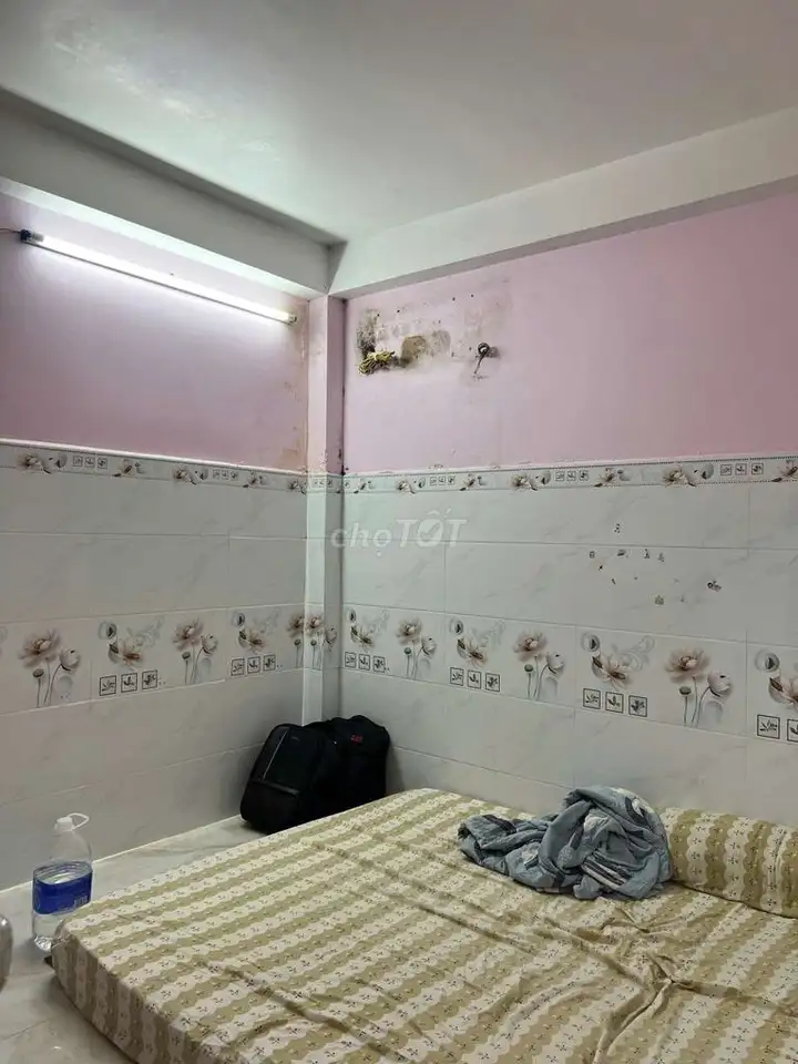 Дом в переулке 6м на ул. Тан Кы Тан Куй, 4х18м, 2 этажа, 5 спален