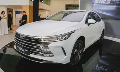 Гибридный седан BYD SEAL 5 DM-i, белый