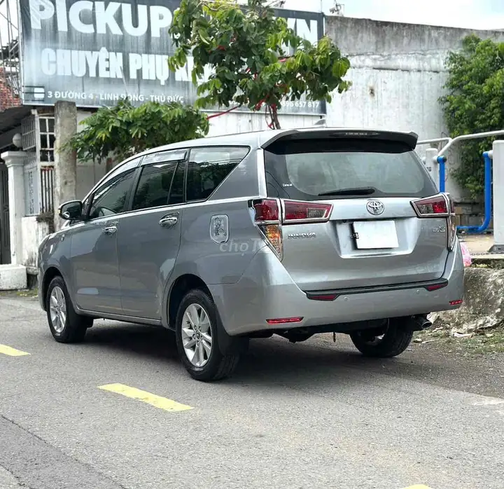 Toyota Innova E 2018, серебристый, 7 мест, 90 000 км