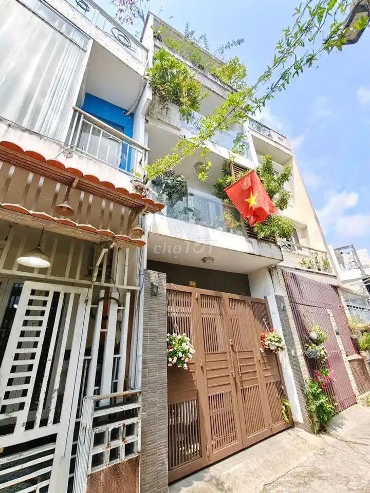 Дом у перекрестка Тху Дук, 80 м², 3 этажа, бетон