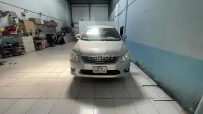 Минивэн Toyota Innova J 2012, серебристый