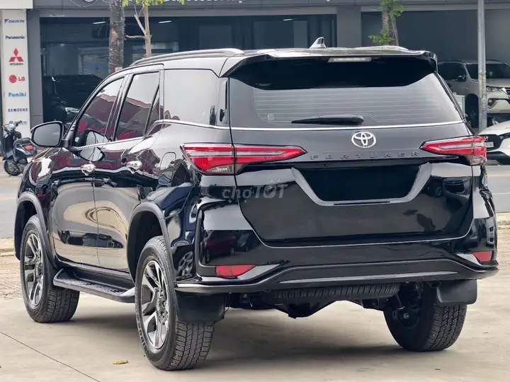 Toyota Fortuner 2025 бензин черный Legender