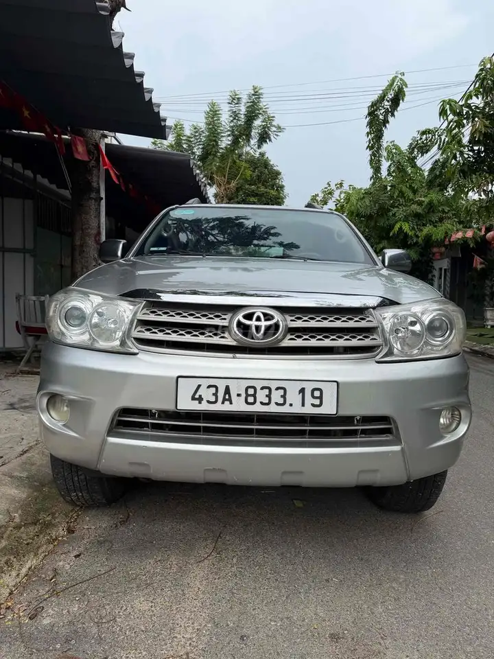 Toyota Fortuner 2010 серебристый 7 мест