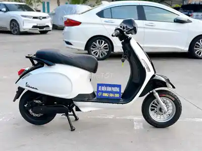 Электроскутер Vespa черно-белый, 2 дисковых тормоза