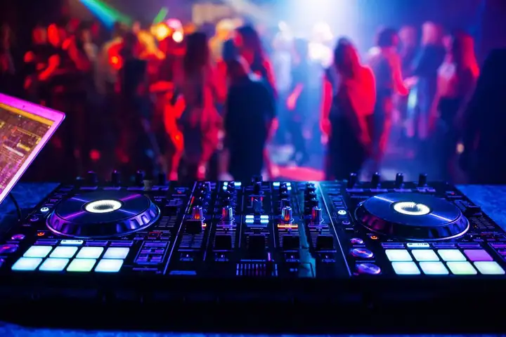 Вакансия девушка DJ