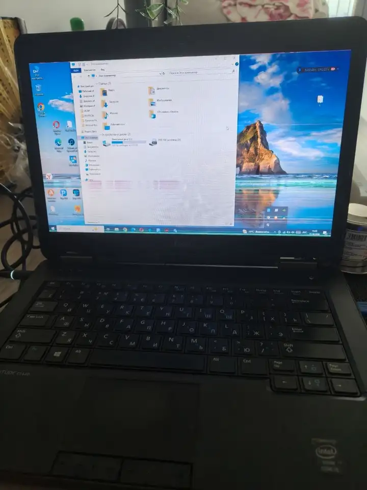 Ноутбук Dell, вешалка, плечики, зелень, коврик, ведро, шкаф, контейнер