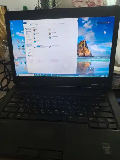 Ноутбук Dell, вешалка, плечики, зелень, коврик, ведро, шкаф, контейнер