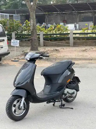 Черный скутер Piaggio Zip