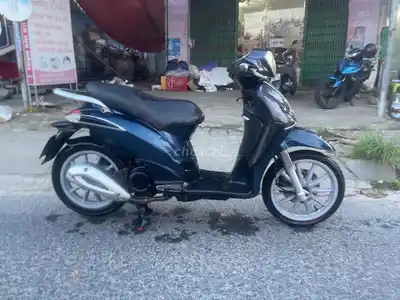 Синий скутер Piaggio Liberty