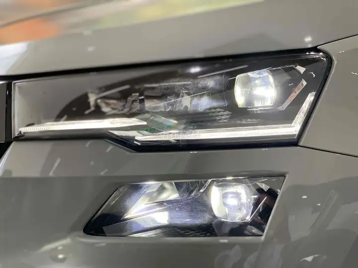 Skoda Karoq Sportline 2025, серый