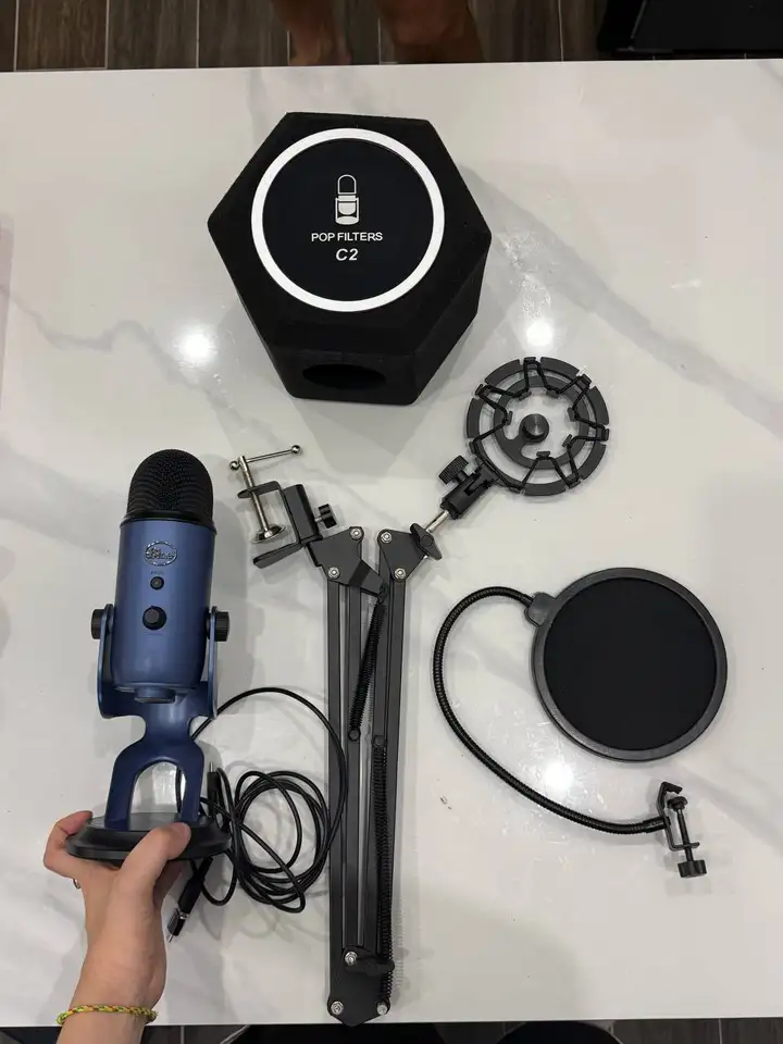 Оранжевый шлем L52 storm, черный шлем SMK typhoon-S01, микрофон Blue Yeti, колонка Alpha Works, набор благовоний, триног
