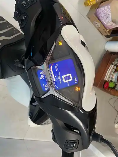 Honda SH160i черно-белая с наклейкой PPF