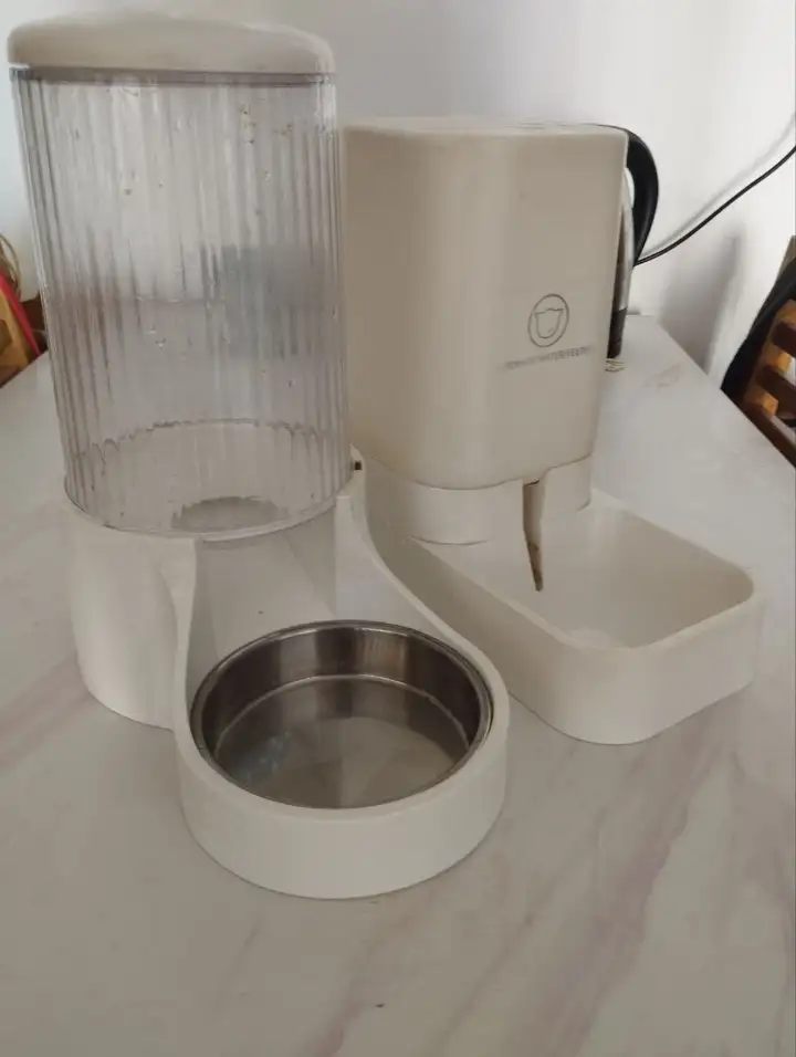 Кошачий лоток и миски для корма и воды