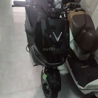 Электроскутер VinFast Flazz черного цвета