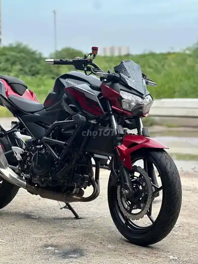 Kawasaki Z400 2023 8000 км черно-красный