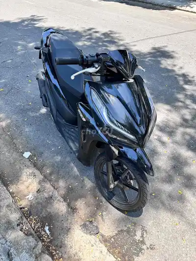 Черный скутер Honda Vario