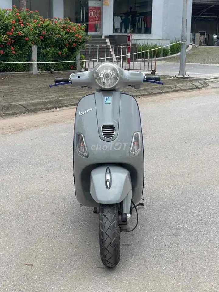 Piaggio Vespa 3vie серого цвета