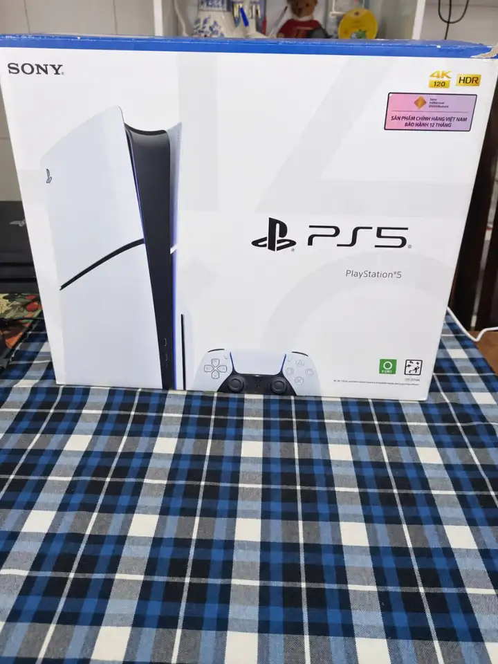 PlayStation 5 с геймпадом и кабелями