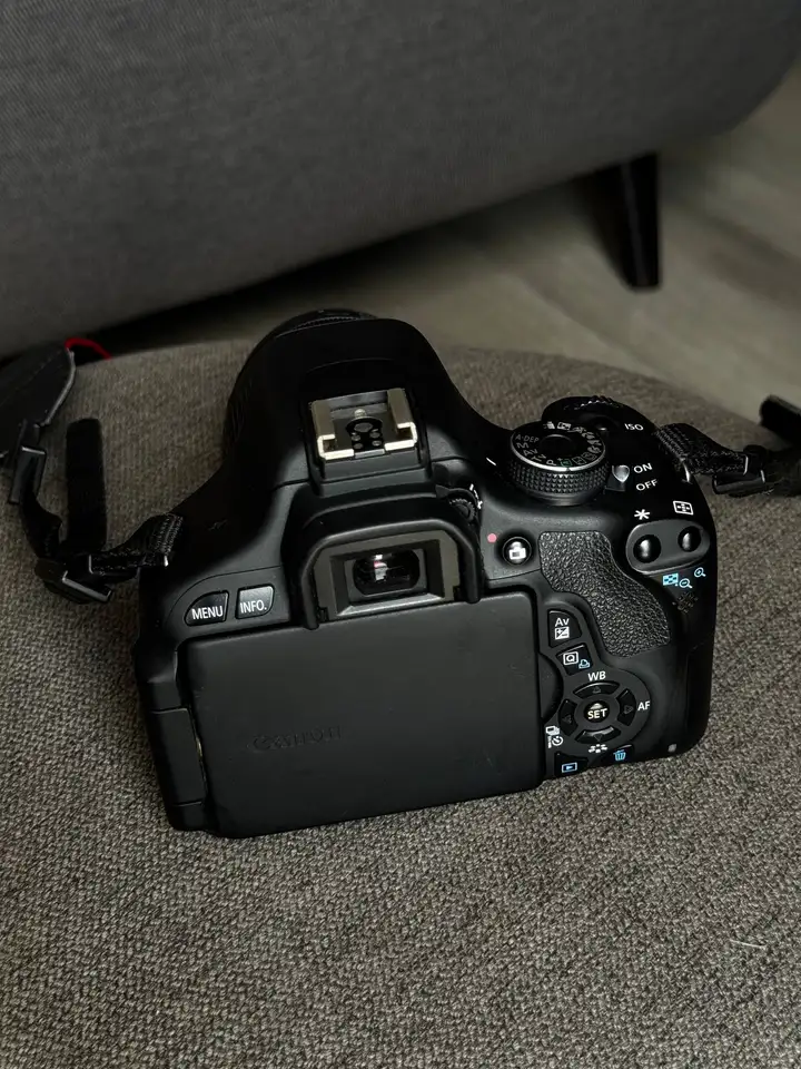 Зеркальный фотоаппарат Canon EOS 600D с объективом Canon EF-S 18–55mm f/3.5–5.6 IS II