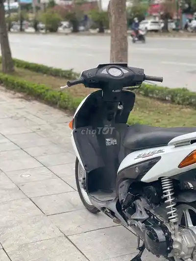 Мопед Honda Click белого цвета, как новый