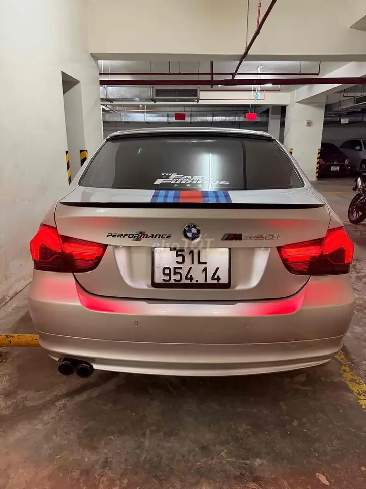 BMW 320i Серебристый 98.612 km