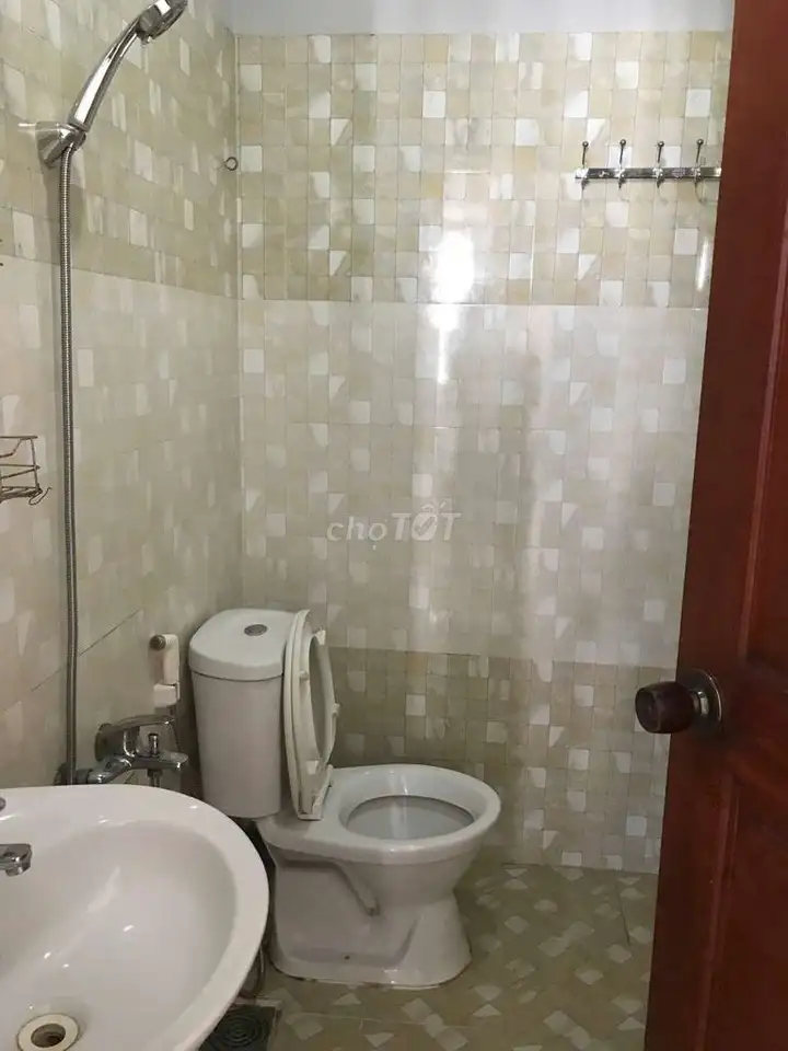 Дом на улице Чыонг Хоанг Тхань, К300, В.12, Тан Бинь, 5х14м, 2 этажа, терраса