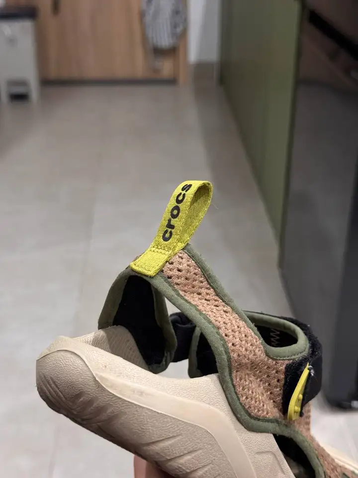 Crocs Swiftwater сандали цвета хаки