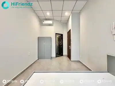 Студия с окном и мебелью в районе Конгхоа