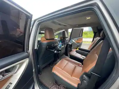 Тойота Иннова Премиум V 2019 Автоматическая коричневая 7-местная