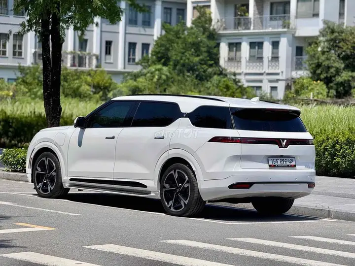 VinFast VF9 Plus 2025 Белый 7-местный металлическая крыша