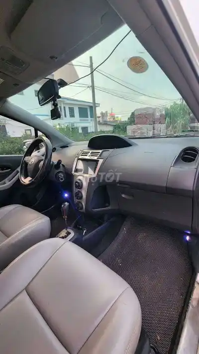 Toyota Yaris, 5 мест, белый
