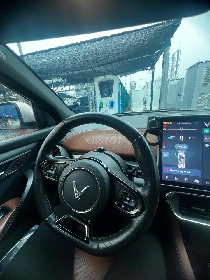 VinFast VF8 Plus 2022 Серебристый 10.000 км
