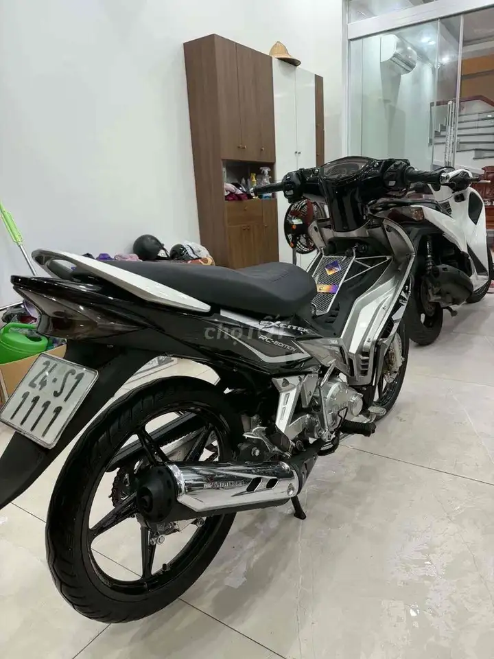 Yamaha Exciter черно-белый, спортивный стиль
