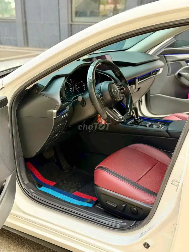 Mazda 3 2024, белый, 5 мест, б/у