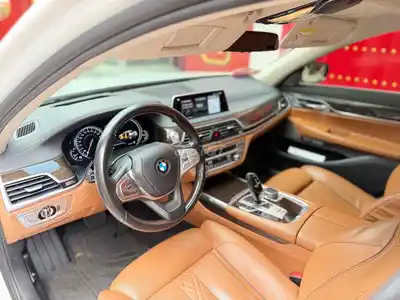 BMW 740Li 2015 белый 5 мест