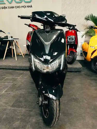 Новый черный электроскутер EVGO C