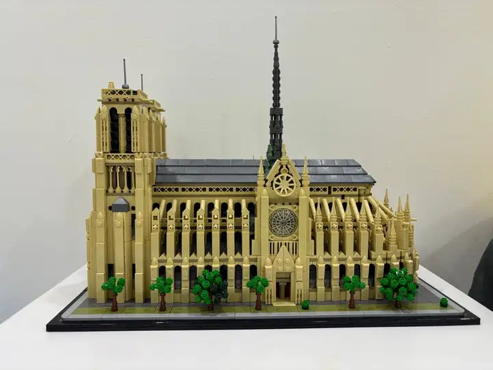 Продается LEGO Notre-Dame de Paris