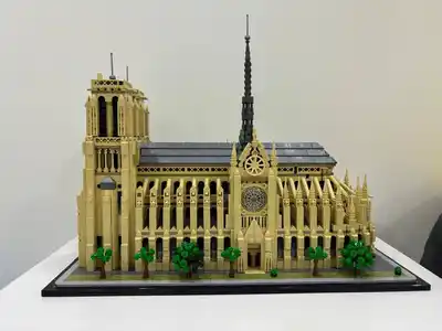 Продается LEGO Notre-Dame de Paris